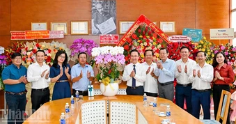 Lãnh đạo Thành ủy Thành phố Hồ Chí Minh thăm, chúc mừng Cơ quan đại diện Báo Nhân Dân tại khu vực miền nam