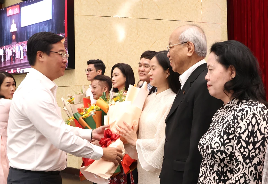 Lãnh đạo Thành ủy TPHCM thông tin tiến độ Nhà hát Giao hưởng, trung tâm biểu diễn Thủ Thiêm Lãnh đạo Thành ủy TPHCM thông tin tiến độ Nhà hát Giao hưởng, trung tâm biểu diễn Thủ Thiêm