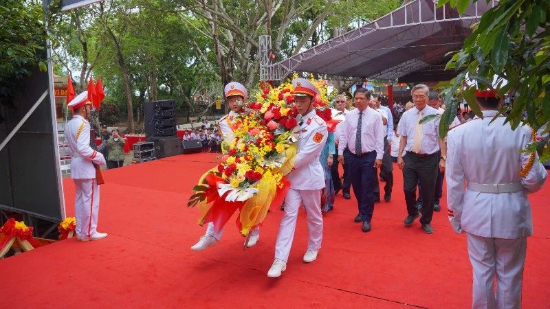 Lãnh đạo tỉnh Đắk Lắk dâng hương kỷ niệm 136 năm Ngày sinh Chủ tịch Hồ Chí Minh Lãnh đạo tỉnh Đắk Lắk dâng hương kỷ niệm 136 năm Ngày sinh Chủ tịch Hồ Chí Minh