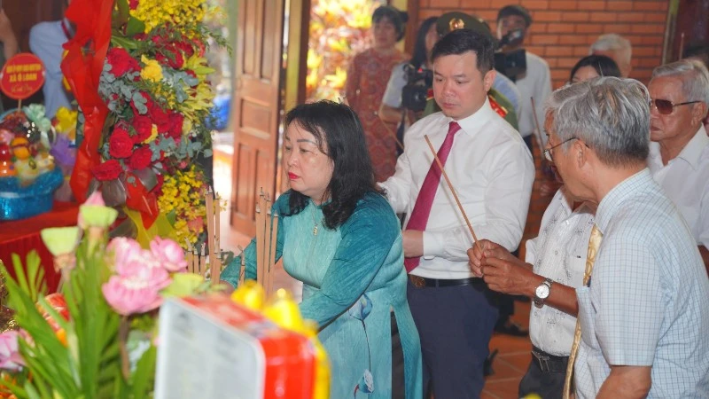 Lãnh đạo tỉnh Đắk Lắk dâng hương kỷ niệm 136 năm Ngày sinh Chủ tịch Hồ Chí Minh Lãnh đạo tỉnh Đắk Lắk dâng hương kỷ niệm 136 năm Ngày sinh Chủ tịch Hồ Chí Minh