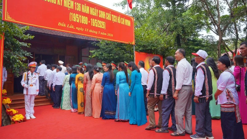 Lãnh đạo tỉnh Đắk Lắk dâng hương kỷ niệm 136 năm Ngày sinh Chủ tịch Hồ Chí Minh Lãnh đạo tỉnh Đắk Lắk dâng hương kỷ niệm 136 năm Ngày sinh Chủ tịch Hồ Chí Minh