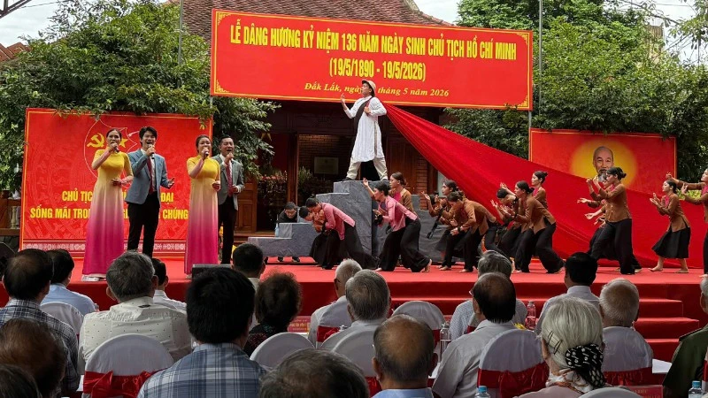 Lãnh đạo tỉnh Đắk Lắk dâng hương kỷ niệm 136 năm Ngày sinh Chủ tịch Hồ Chí Minh Lãnh đạo tỉnh Đắk Lắk dâng hương kỷ niệm 136 năm Ngày sinh Chủ tịch Hồ Chí Minh