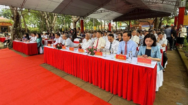 Lãnh đạo tỉnh Đắk Lắk dâng hương kỷ niệm 136 năm Ngày sinh Chủ tịch Hồ Chí Minh Lãnh đạo tỉnh Đắk Lắk dâng hương kỷ niệm 136 năm Ngày sinh Chủ tịch Hồ Chí Minh