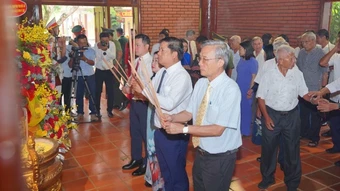Lãnh đạo tỉnh Đắk Lắk dâng hương kỷ niệm 136 năm Ngày sinh Chủ tịch Hồ Chí Minh