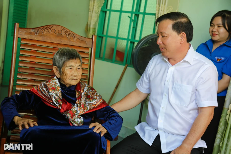 Lãnh đạo TP Đồng Nai thăm, tặng quà người có công với cách mạng Lãnh đạo TP Đồng Nai thăm, tặng quà người có công với cách mạng