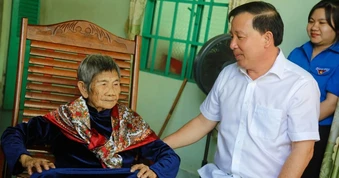 Lãnh đạo TP Đồng Nai thăm, tặng quà người có công với cách mạng