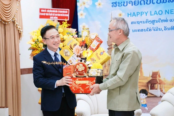 Lãnh đạo TPHCM chúc tết Bunpimay tại Tổng Lãnh sự quán Lào Lãnh đạo TPHCM chúc tết Bunpimay tại Tổng Lãnh sự quán Lào