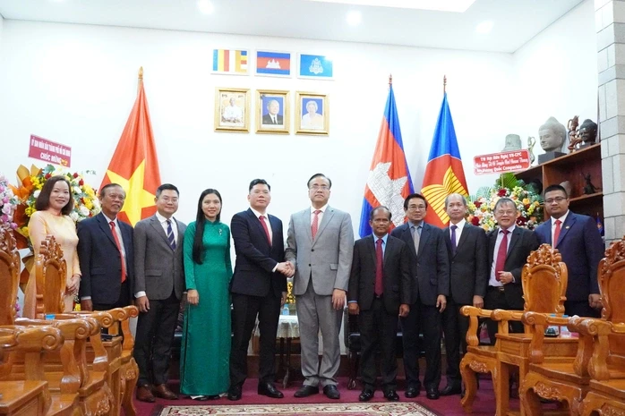 Lãnh đạo TPHCM chúc tết Chol Chnam Thmey tại Tổng Lãnh sự quán Campuchia Lãnh đạo TPHCM chúc tết Chol Chnam Thmey tại Tổng Lãnh sự quán Campuchia