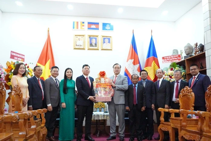 Lãnh đạo TPHCM chúc tết Chol Chnam Thmey tại Tổng Lãnh sự quán Campuchia Lãnh đạo TPHCM chúc tết Chol Chnam Thmey tại Tổng Lãnh sự quán Campuchia
