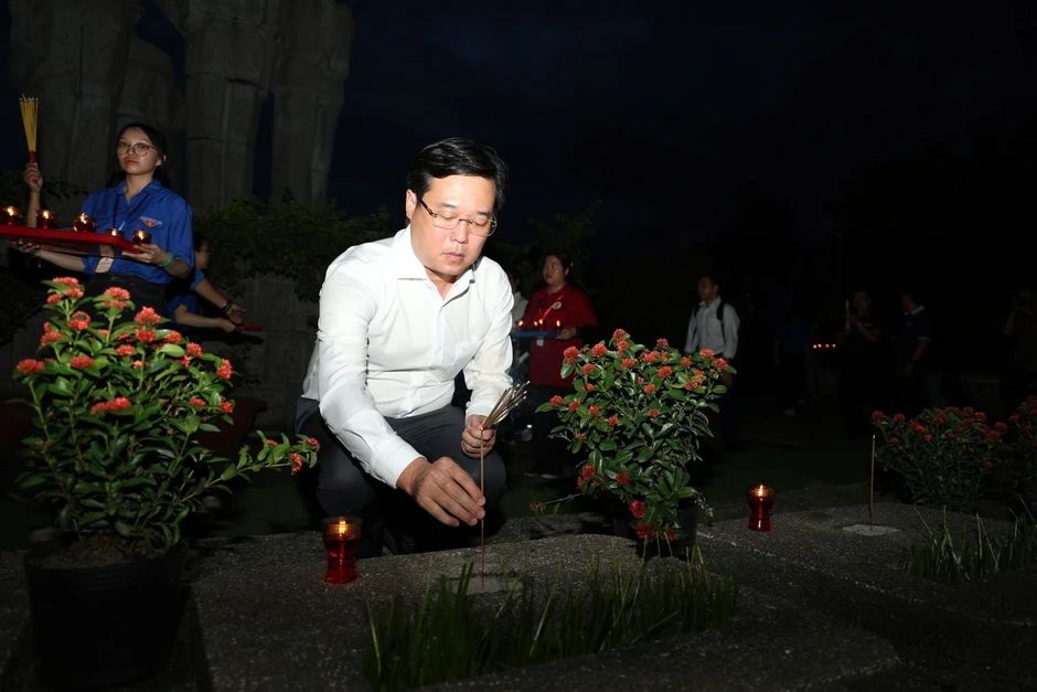 Lãnh đạo TPHCM dâng hương tại Nghĩa trang Liệt sĩ Lãnh đạo TPHCM dâng hương tại Nghĩa trang Liệt sĩ