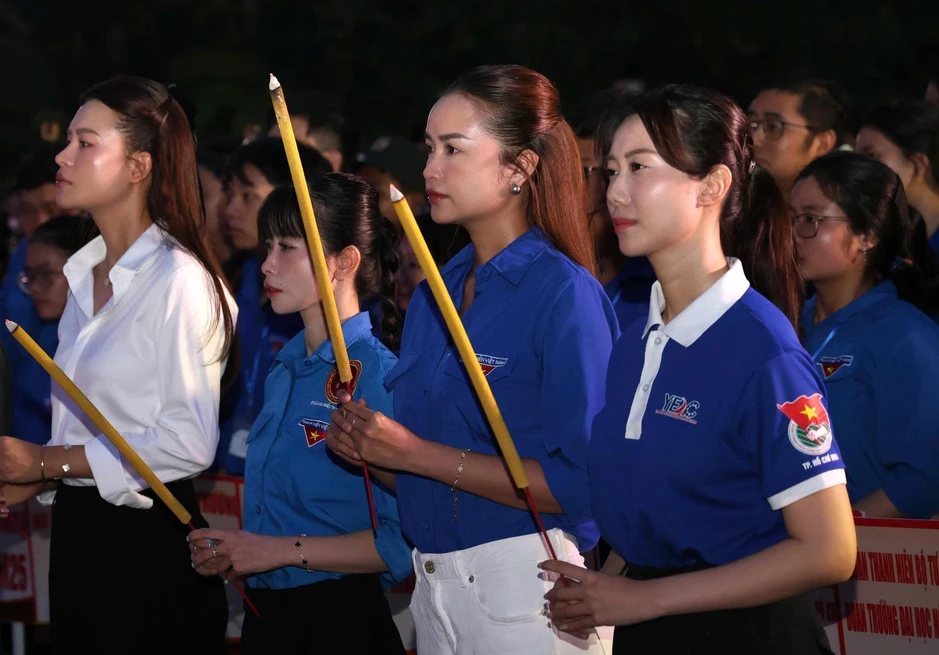 Lãnh đạo TPHCM dâng hương tại Nghĩa trang Liệt sĩ Lãnh đạo TPHCM dâng hương tại Nghĩa trang Liệt sĩ