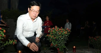 Lãnh đạo TPHCM dâng hương tại Nghĩa trang Liệt sĩ