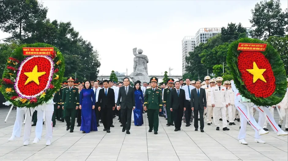 Lãnh đạo TPHCM dâng hương tưởng niệm các Anh hùng liệt sĩ Lãnh đạo TPHCM dâng hương tưởng niệm các Anh hùng liệt sĩ