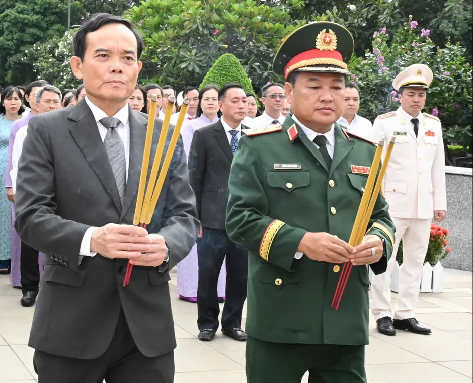 Lãnh đạo TPHCM dâng hương tưởng niệm các Anh hùng liệt sĩ Lãnh đạo TPHCM dâng hương tưởng niệm các Anh hùng liệt sĩ