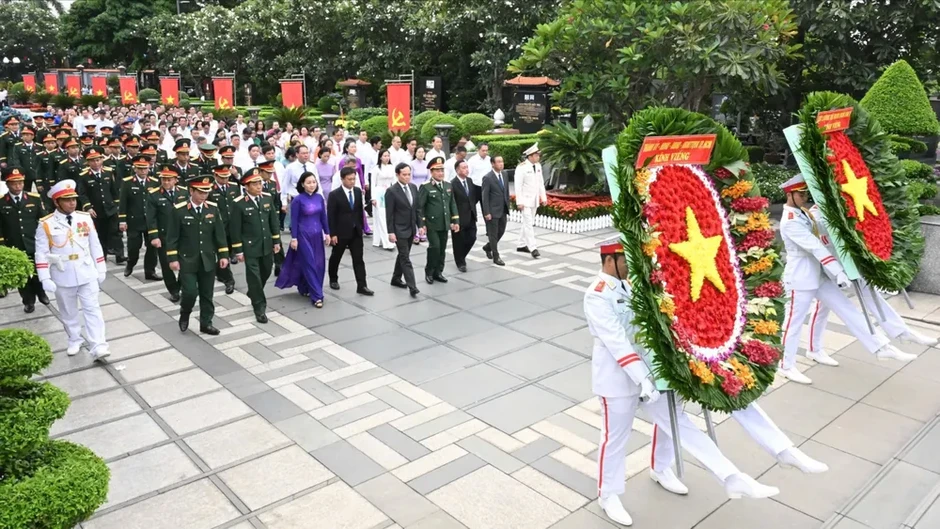Lãnh đạo TPHCM dâng hương tưởng niệm các Anh hùng liệt sĩ Lãnh đạo TPHCM dâng hương tưởng niệm các Anh hùng liệt sĩ
