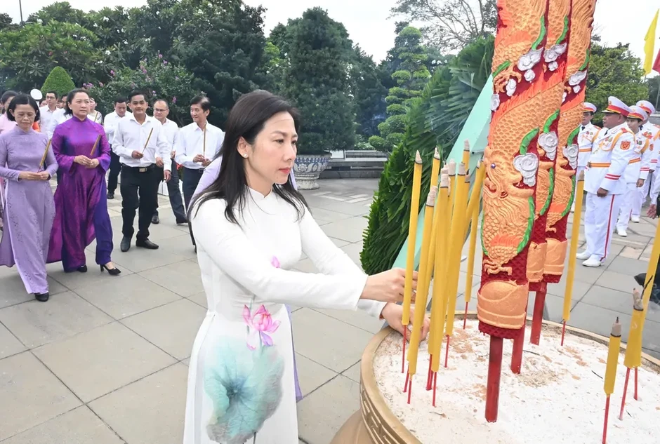 Lãnh đạo TPHCM dâng hương tưởng niệm các Anh hùng liệt sĩ Lãnh đạo TPHCM dâng hương tưởng niệm các Anh hùng liệt sĩ