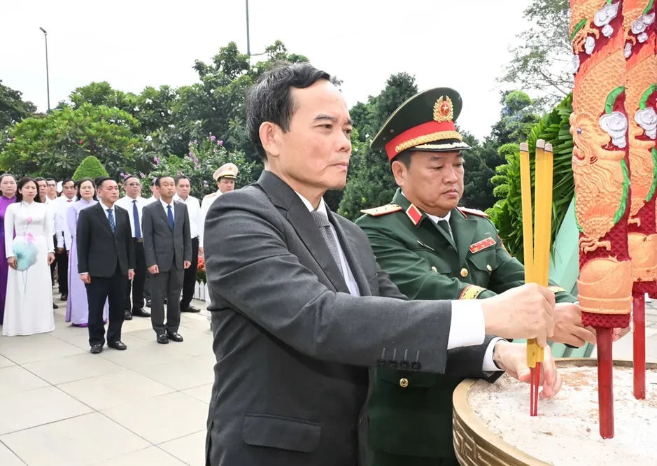 Lãnh đạo TPHCM dâng hương tưởng niệm các Anh hùng liệt sĩ Lãnh đạo TPHCM dâng hương tưởng niệm các Anh hùng liệt sĩ