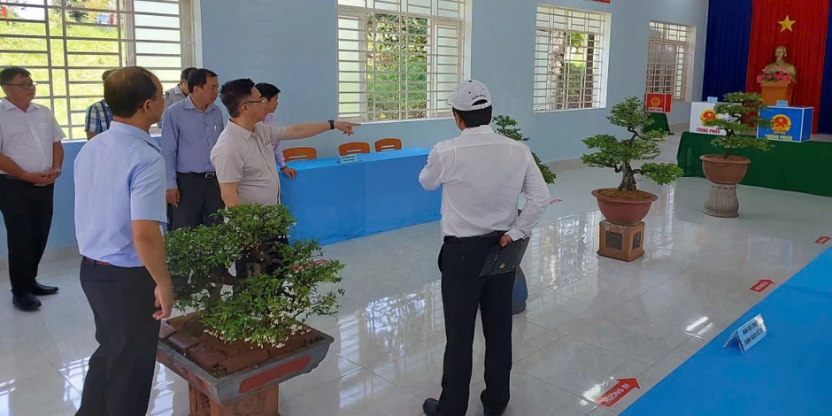 Lãnh đạo TPHCM kiểm tra các điểm bỏ phiếu bầu cử tại khu vực Bình Dương Lãnh đạo TPHCM kiểm tra các điểm bỏ phiếu bầu cử tại khu vực Bình Dương