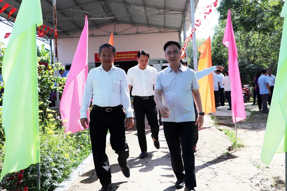 Lãnh đạo TPHCM kiểm tra các điểm bỏ phiếu bầu cử tại khu vực Bình Dương Lãnh đạo TPHCM kiểm tra các điểm bỏ phiếu bầu cử tại khu vực Bình Dương