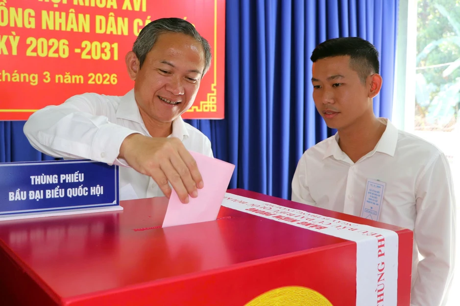 Lãnh đạo TPHCM kiểm tra các điểm bỏ phiếu bầu cử tại khu vực Bình Dương Lãnh đạo TPHCM kiểm tra các điểm bỏ phiếu bầu cử tại khu vực Bình Dương