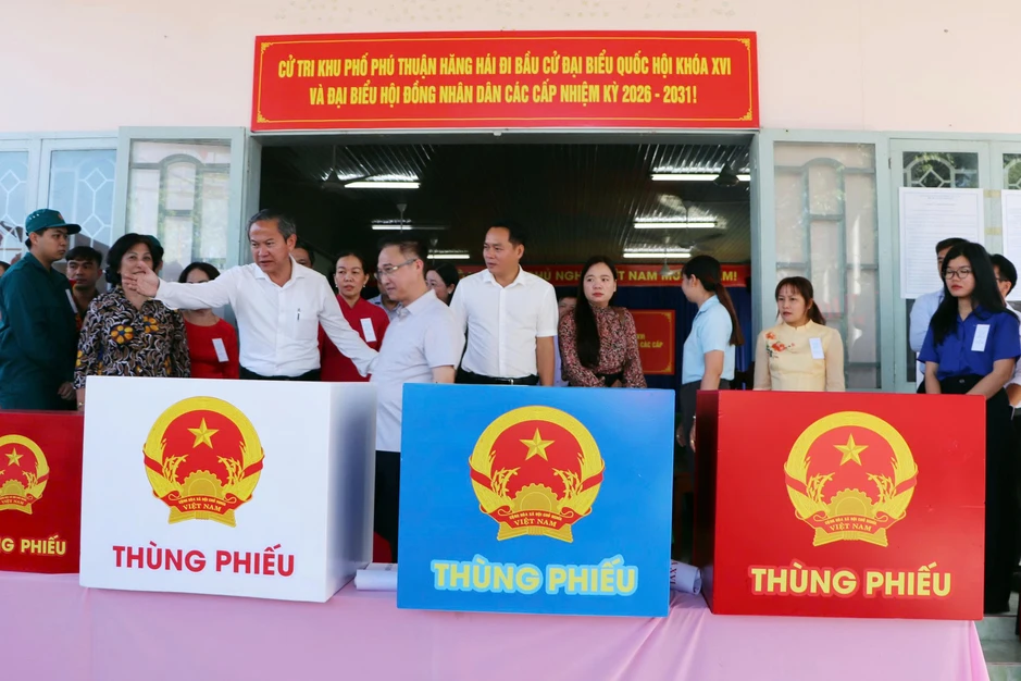 Lãnh đạo TPHCM kiểm tra các điểm bỏ phiếu bầu cử tại khu vực Bình Dương Lãnh đạo TPHCM kiểm tra các điểm bỏ phiếu bầu cử tại khu vực Bình Dương