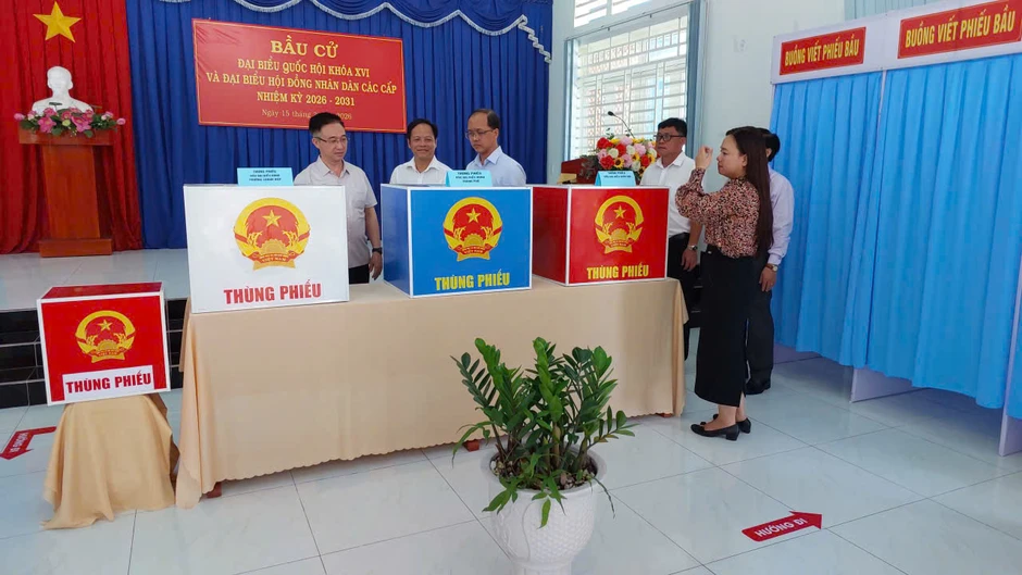 Lãnh đạo TPHCM kiểm tra các điểm bỏ phiếu bầu cử tại khu vực Bình Dương Lãnh đạo TPHCM kiểm tra các điểm bỏ phiếu bầu cử tại khu vực Bình Dương