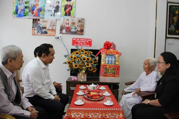 Lãnh đạo TPHCM mừng thọ người cao tuổi tiêu biểu Lãnh đạo TPHCM mừng thọ người cao tuổi tiêu biểu