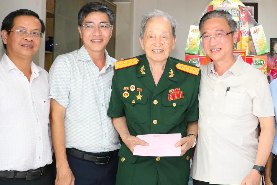 Lãnh đạo TPHCM thăm Đại tá Tư Cang nhân kỷ niệm Ngày Thương binh - Liệt sĩ