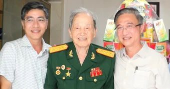 Lãnh đạo TPHCM thăm Đại tá Tư Cang nhân kỷ niệm Ngày Thương binh - Liệt sĩ