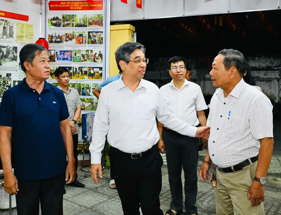 Lãnh đạo TPHCM thăm, động viên các lực lượng túc trực xuyên đêm ở khu vực bỏ phiếu Lãnh đạo TPHCM thăm, động viên các lực lượng túc trực xuyên đêm ở khu vực bỏ phiếu