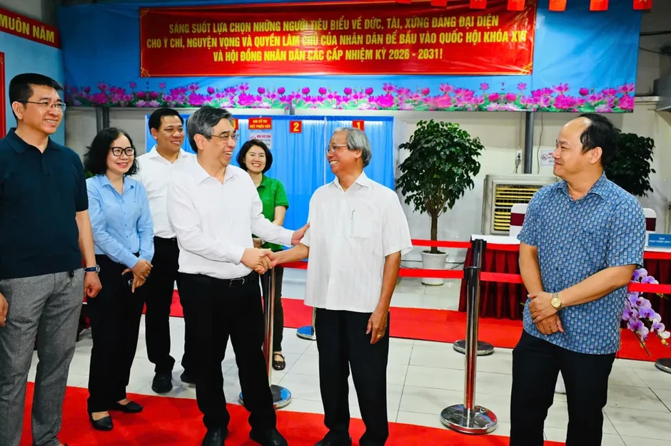 Lãnh đạo TPHCM thăm, động viên các lực lượng túc trực xuyên đêm ở khu vực bỏ phiếu Lãnh đạo TPHCM thăm, động viên các lực lượng túc trực xuyên đêm ở khu vực bỏ phiếu