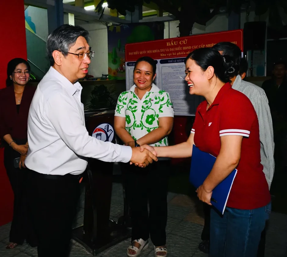 Lãnh đạo TPHCM thăm, động viên các lực lượng túc trực xuyên đêm ở khu vực bỏ phiếu Lãnh đạo TPHCM thăm, động viên các lực lượng túc trực xuyên đêm ở khu vực bỏ phiếu