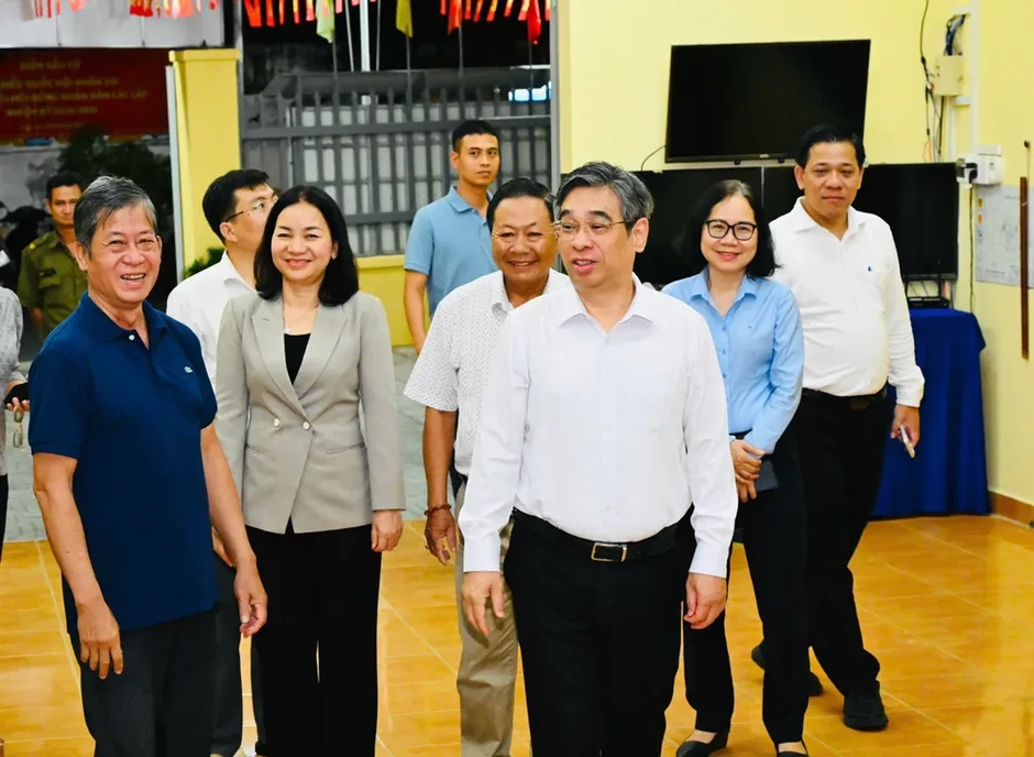 Lãnh đạo TPHCM thăm, động viên các lực lượng túc trực xuyên đêm ở khu vực bỏ phiếu Lãnh đạo TPHCM thăm, động viên các lực lượng túc trực xuyên đêm ở khu vực bỏ phiếu
