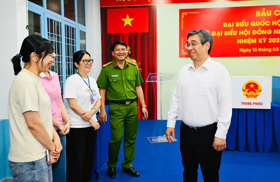 Lãnh đạo TPHCM thăm, động viên các lực lượng túc trực xuyên đêm ở khu vực bỏ phiếu Lãnh đạo TPHCM thăm, động viên các lực lượng túc trực xuyên đêm ở khu vực bỏ phiếu