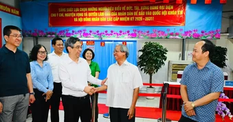 Lãnh đạo TPHCM thăm, động viên các lực lượng túc trực xuyên đêm ở khu vực bỏ phiếu