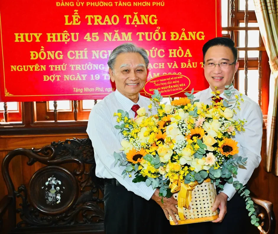 Lãnh đạo TPHCM trao Huy hiệu Đảng đến đồng chí Nguyễn Đức Hòa Lãnh đạo TPHCM trao Huy hiệu Đảng đến đồng chí Nguyễn Đức Hòa