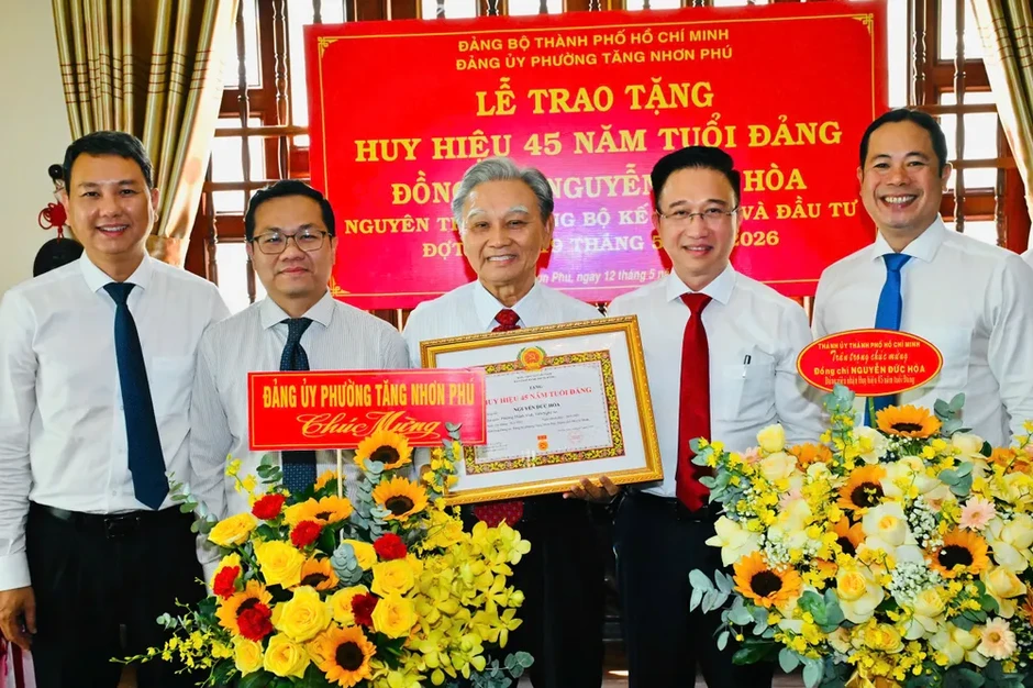 Lãnh đạo TPHCM trao Huy hiệu Đảng đến đồng chí Nguyễn Đức Hòa Lãnh đạo TPHCM trao Huy hiệu Đảng đến đồng chí Nguyễn Đức Hòa
