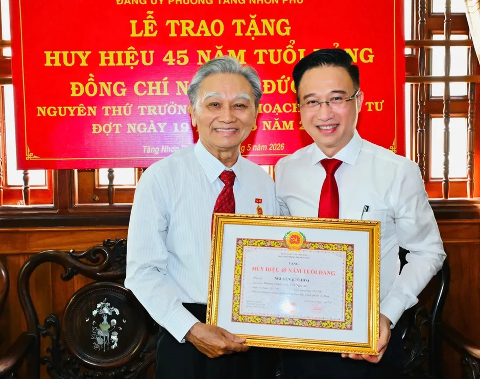 Lãnh đạo TPHCM trao Huy hiệu Đảng đến đồng chí Nguyễn Đức Hòa Lãnh đạo TPHCM trao Huy hiệu Đảng đến đồng chí Nguyễn Đức Hòa