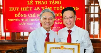Lãnh đạo TPHCM trao Huy hiệu Đảng đến đồng chí Nguyễn Đức Hòa