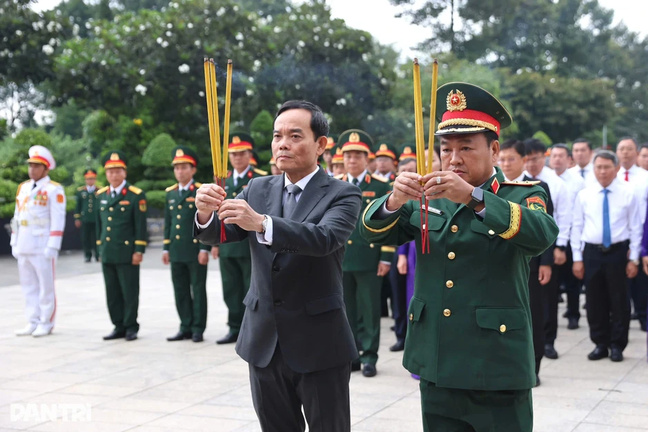 Lãnh đạo TPHCM và Quân khu 7 viếng nghĩa trang liệt sĩ sáng 27/7 Lãnh đạo TPHCM và Quân khu 7 viếng nghĩa trang liệt sĩ sáng 27/7
