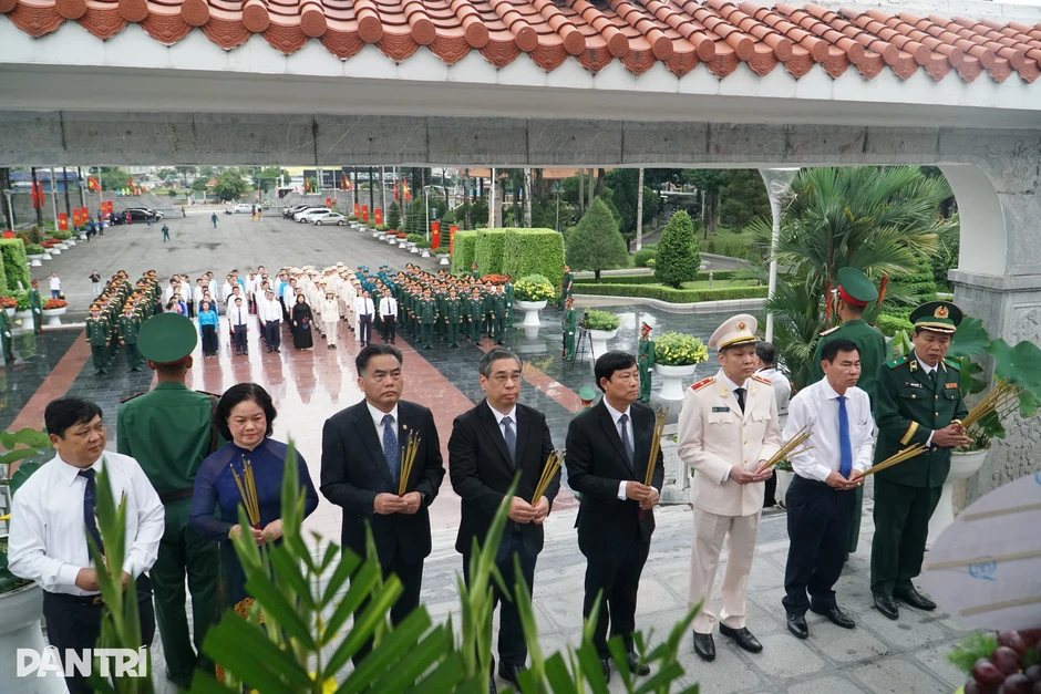 Lãnh đạo TPHCM và Quân khu 7 viếng nghĩa trang liệt sĩ sáng 27/7 Lãnh đạo TPHCM và Quân khu 7 viếng nghĩa trang liệt sĩ sáng 27/7