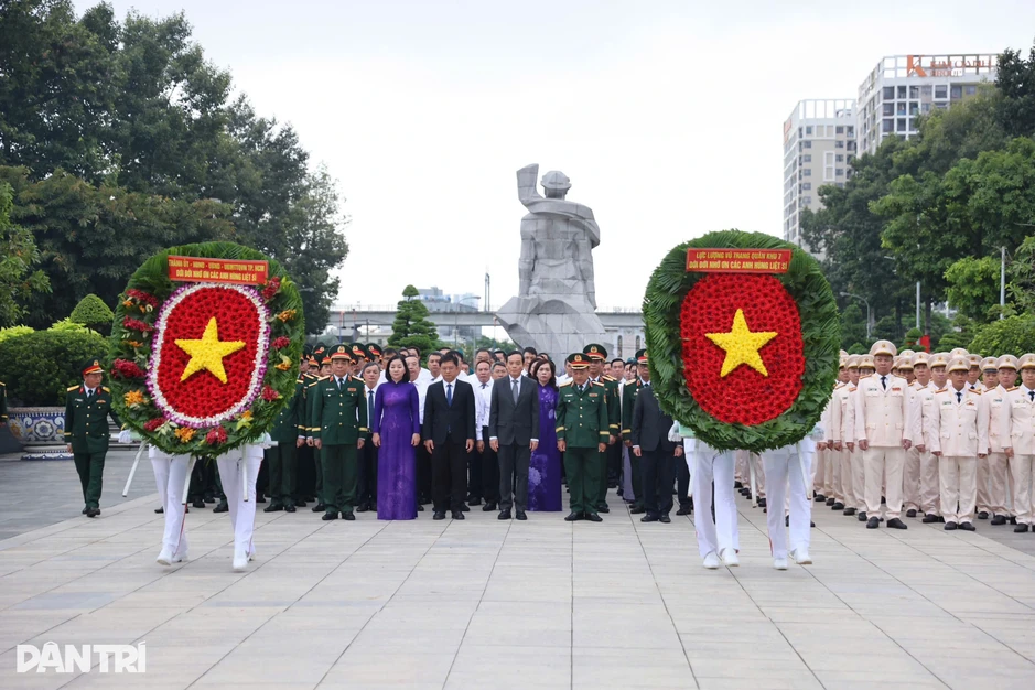 Lãnh đạo TPHCM và Quân khu 7 viếng nghĩa trang liệt sĩ sáng 27/7 Lãnh đạo TPHCM và Quân khu 7 viếng nghĩa trang liệt sĩ sáng 27/7