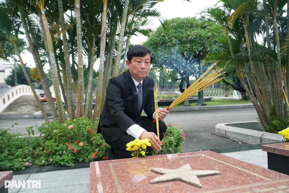 Lãnh đạo TPHCM và Quân khu 7 viếng nghĩa trang liệt sĩ sáng 27/7 Lãnh đạo TPHCM và Quân khu 7 viếng nghĩa trang liệt sĩ sáng 27/7