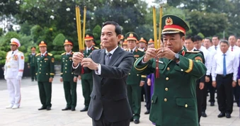 Lãnh đạo TPHCM và Quân khu 7 viếng nghĩa trang liệt sĩ sáng 27/7