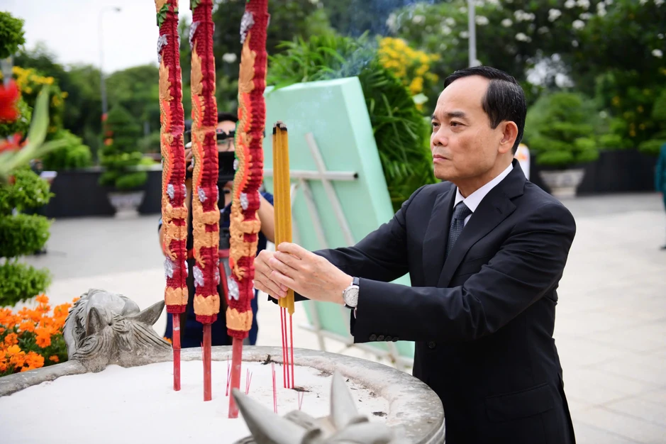 Lãnh đạo TPHCM viếng các Anh hùng liệt sĩ, Chủ tịch Hồ Chí Minh Lãnh đạo TPHCM viếng các Anh hùng liệt sĩ, Chủ tịch Hồ Chí Minh