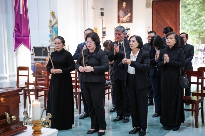 Lãnh đạo TPHCM viếng Đức Hồng y Gioan Baotixita Phạm Minh Mẫn Lãnh đạo TPHCM viếng Đức Hồng y Gioan Baotixita Phạm Minh Mẫn