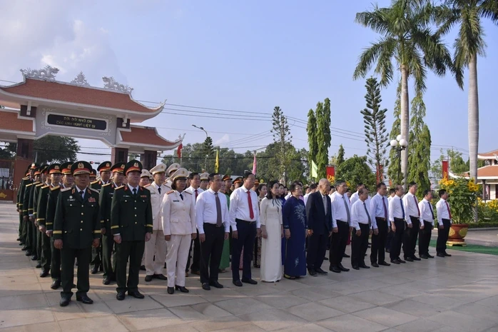 Lãnh đạo TPHCM viếng Nghĩa trang Liệt sĩ Bình Dương và Bà Rịa - Vũng Tàu Lãnh đạo TPHCM viếng Nghĩa trang Liệt sĩ Bình Dương và Bà Rịa - Vũng Tàu