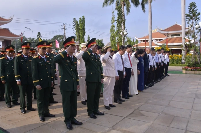 Lãnh đạo TPHCM viếng Nghĩa trang Liệt sĩ Bình Dương và Bà Rịa - Vũng Tàu Lãnh đạo TPHCM viếng Nghĩa trang Liệt sĩ Bình Dương và Bà Rịa - Vũng Tàu