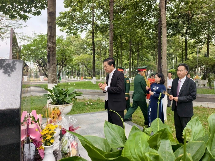 Lãnh đạo TPHCM viếng Nghĩa trang Liệt sĩ Bình Dương và Bà Rịa - Vũng Tàu Lãnh đạo TPHCM viếng Nghĩa trang Liệt sĩ Bình Dương và Bà Rịa - Vũng Tàu