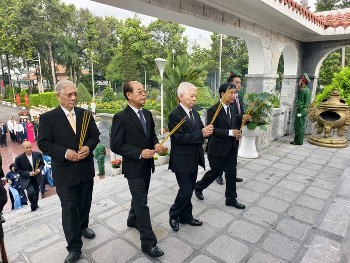 Lãnh đạo TPHCM viếng Nghĩa trang Liệt sĩ Bình Dương và Bà Rịa - Vũng Tàu Lãnh đạo TPHCM viếng Nghĩa trang Liệt sĩ Bình Dương và Bà Rịa - Vũng Tàu